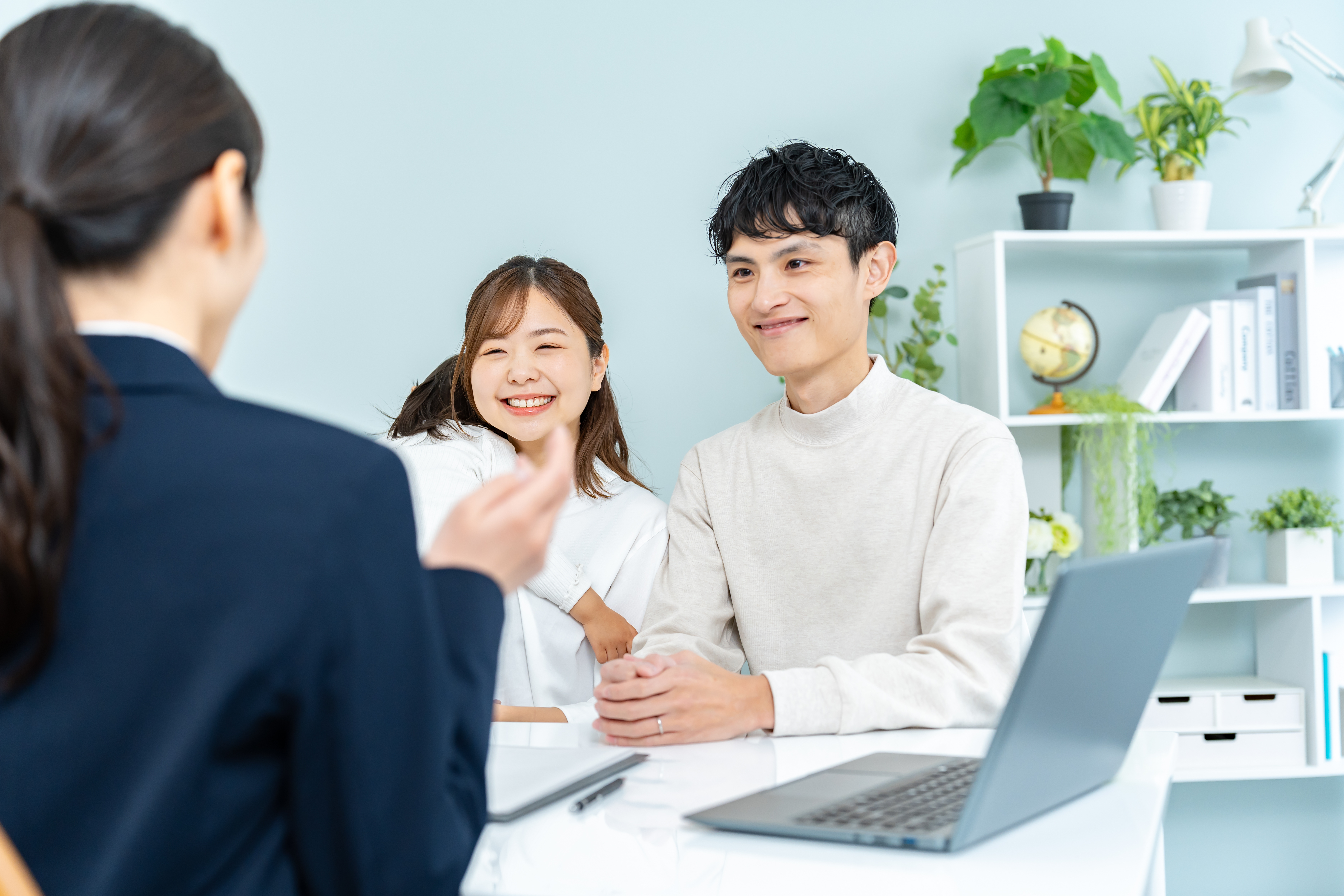不動産相談をする夫婦