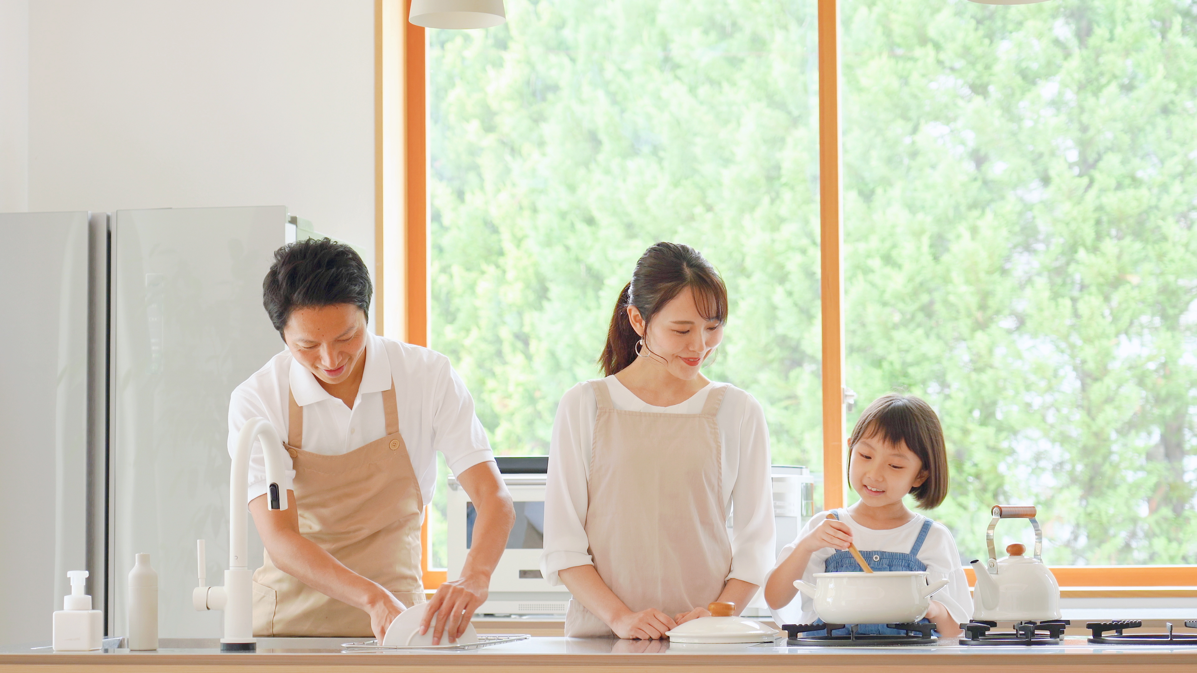 家族で料理をしている様子